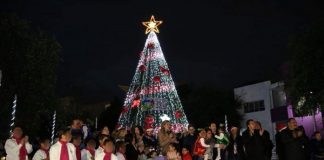Iluminan la Navidad en Capullos