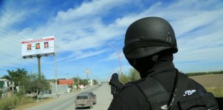 Exhiben en carteleras los rostros de los presuntos delincuentes buscados en Tamaulipas.