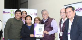 Reciben familias de García escrituras en esta Navidad