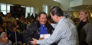 Entrega Desarrollo Social tarjetas de apoyo a sectores vulnerables