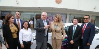 Entrega alcaldesa Maki Ortiz auto del sorteo