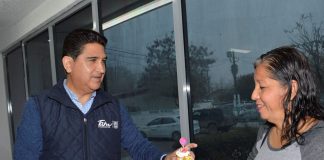 Usuarios de COMAPA, reciben obsequio en el Marco del “Día del Amor y la Amistad”