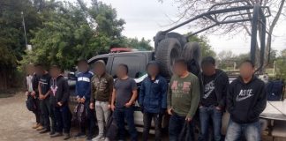 Agentes de la Policía Estatal rescatan a migrantes en Díaz Ordaz