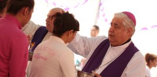 Impone Arzobispo ceniza a internos del Topo Chico