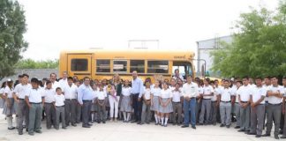 Entrega Maki Ortiz camión reparado a telesecundaria