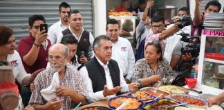 Dialoga Bronco con estudiantes de Querétaro