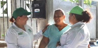 Platica Brenda Kú con vecinos de la Territorial campestre.