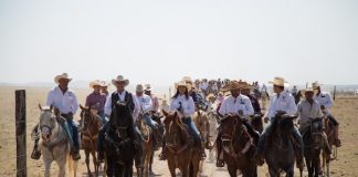 Cabalga Bronco en busca de la Nueva Independencia del país