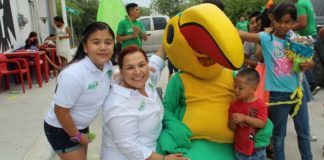 Maestra Conchita y Brenda Ku festejan a niños.