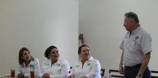 Se reúne Brenda Kú con Club Leones.