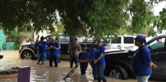 Entre agua y lodo apoya Carlos Ulivarri a familias que lo necesitan ante las recientes lluvias