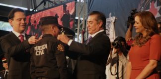 Honra Estado a policías de Nuevo León