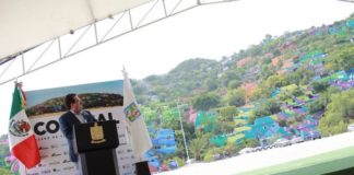 Devela Desarrollo Social placa “Colosal”