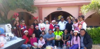 REPARTEN JUGUETES Y LLEVAN ALEGRIA A NIÑOS EN VISPERA DE LA NAVIDAD