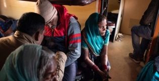 Ya son 52, los muertos tras consumir alcohol adulterado en la India