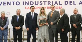 Recibe Maki Ortiz reconocimiento de la CANACINTRA