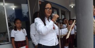Con la participación de los estudiantes de la escuela primaria Ford 45 se realizaron los honores en la explanada de la delegación municipal
