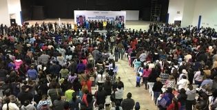 Entrega Maki primer pago de becas municipales.