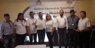 ENTREGA CONCEJO DISTRITAL CONSTANCIA DE CANDIDATURA A RICARDO FERNÁNDEZ