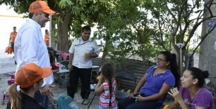 Familias platican con Juan Carlos Zertuche del pesar que vive Reynosa.