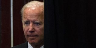 Otra mujer acusa a ex vicepresidente Joe Biden de tocamientos