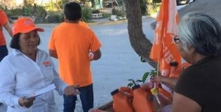 Escucha Kika inquietudes de los vecinos de Hacienda las Fuentes III y IV