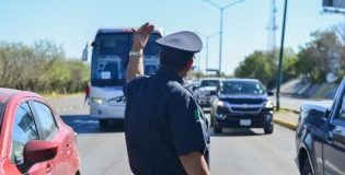 Despliega Tránsito personal para mantener ordenados a los automovilistas que van a EU