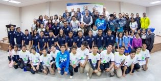 Hace Gerardo Aldape abanderamiento y entrega de uniformes a los atletas de Valle Hermoso.