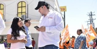 Juan Carlos Zertuche escucha al comercio organizado del centro