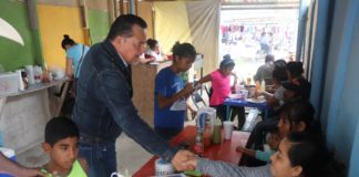 ALBERTO LARA BAZALDÚA CANDIDATO DEL PAN A LA DIPUTACIÓN LOCAL RECORRIÓ ESTE SÁBADO EL TIANGUIS CALICHERAS UBICADO EN LA COL. PEDRO J MENDEZ