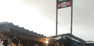 SORPRENDE MAURICIO DE ALEJANDRO,A MADRES DE FAMILIA CON “ROSAS ROJAS”