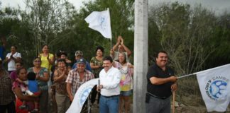 PRESIDENTE MUNICIPAL,CARLOS ULIVARRI, DA EL BANDERAZO DE OBRA DE ELECTRIFICACIÖN EN EL EJIDO EL TRIUNFO.