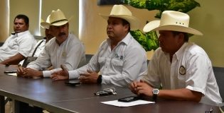 Gobierno del Estado establece acuerdos para erradicar el problema de la garrapata bovina.