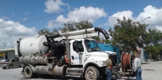 Trabaja COMAPA en drenaje de Paseo de las Flores.