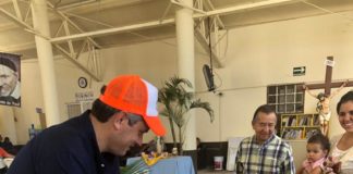 Juan Carlos Zertuche lleva ropa y juguetes a migrantes .