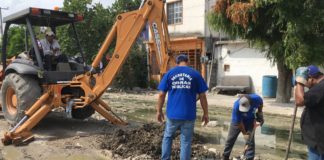 Cuadrillas municipales apoyan desazolve del drenaje sanitario.