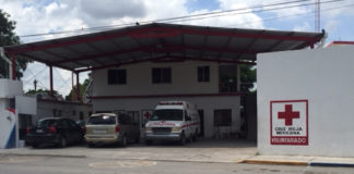 ESTACIONAMIENTO DE LA CRUZ ROJA ,DE RÍO BRAVO,LO OCUPAN PARTICULARES,EN VEZ DE AMBULANCIAS.