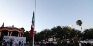Participan servidores públicos de gobierno municipal de Matamoros, en ceremonia cívica.