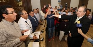 Inicio Toma protesta Alcalde Mario López, a Federico Fernández como secretario del Ayuntamiento y a Raquel González, como Contralor Municipal.