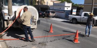 Desazolva Municipio drenaje en colonias García Rojas y Villa Diamante.