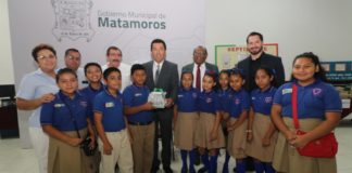 Fortalece Alcalde Mario López bibliotecas escolares; entrega paquetes de libros bilingües a 15 escuelas.