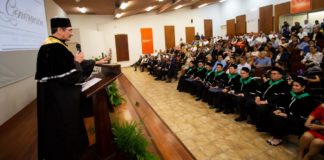 Entrega rector títulos de grado doctoral en la FCAT-UAT.
