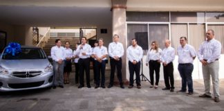 Entrega Rector premio del sorteo de aniversario del SUTAUAT.