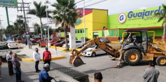 IVAN GUZMAN FRANCO Y VICTOR HUGO LOPEZ DEL ANGEL,SUPERVISAN LA LIMPIEZA DE REJILLAS EN LA CARRETERA A SAN FERNANDO.
