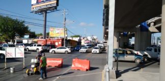 Cierran vialidad bajo el puente De La Paz .