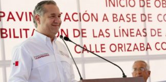 Adrián Oseguera atiende vialidad abandonada por más de 50 años.