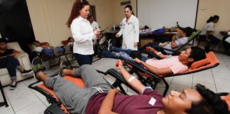 Participan estudiantes de la UAT en donación altruista de sangre.