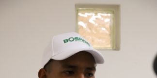 Apoyan ciudadanos recolección de basura en unidad motriz.