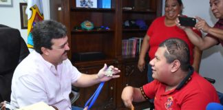 Entregan a Alcalde Carlos Ulivarri, medalla por su gran apoyo al deporte y la inclusión, en el Municipio.