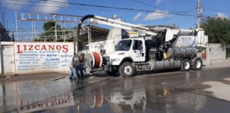 Atiende Departamento de Obras Pùblicas, demanda ciudadana,el desazolve del drenaje en alcantarilla, Ya que la COMAPA No Responde…